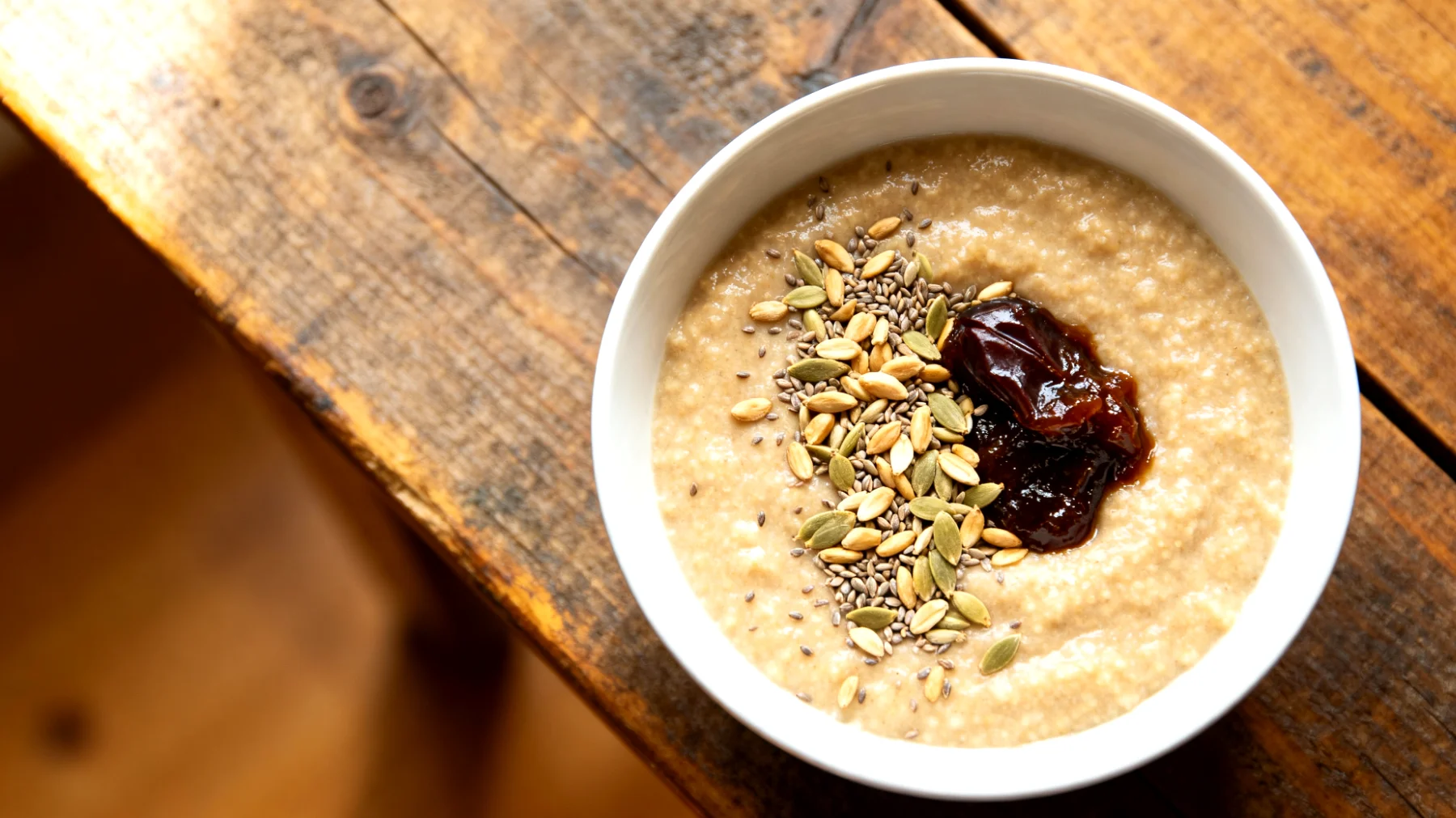 Amaranth-Porridge mit Hanfsamen und Dattelmus"