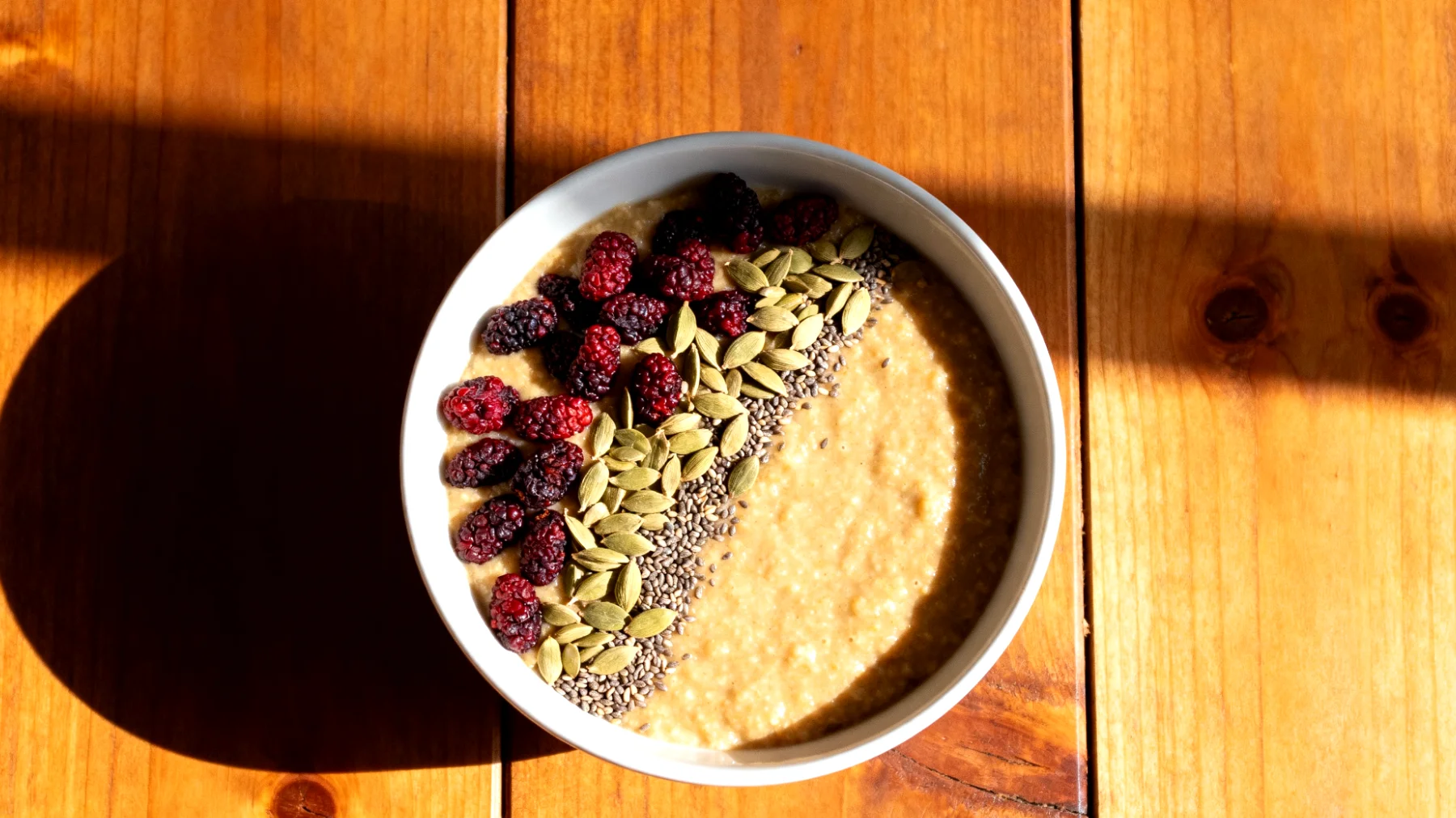 Amaranth-Porridge mit Hanfsamen und getrockneten Maulbeeren"