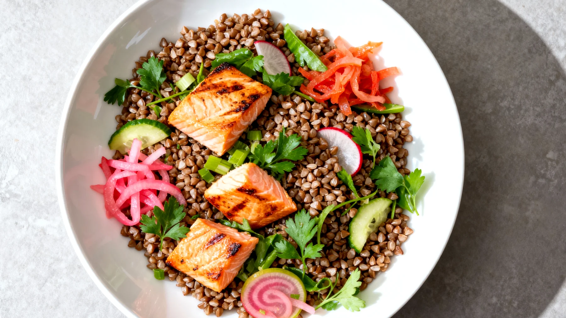 Buchweizen-Lachs-Salat mit fermentiertem Gemüse"