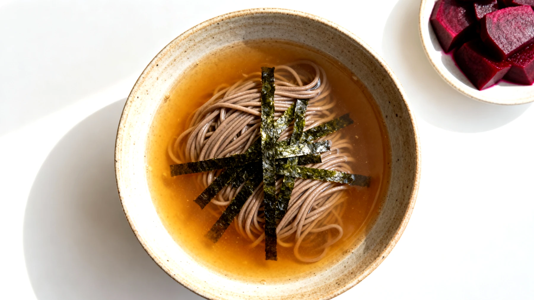 Buchweizen-Miso-Bowl mit Algen und fermentierten Rüben"