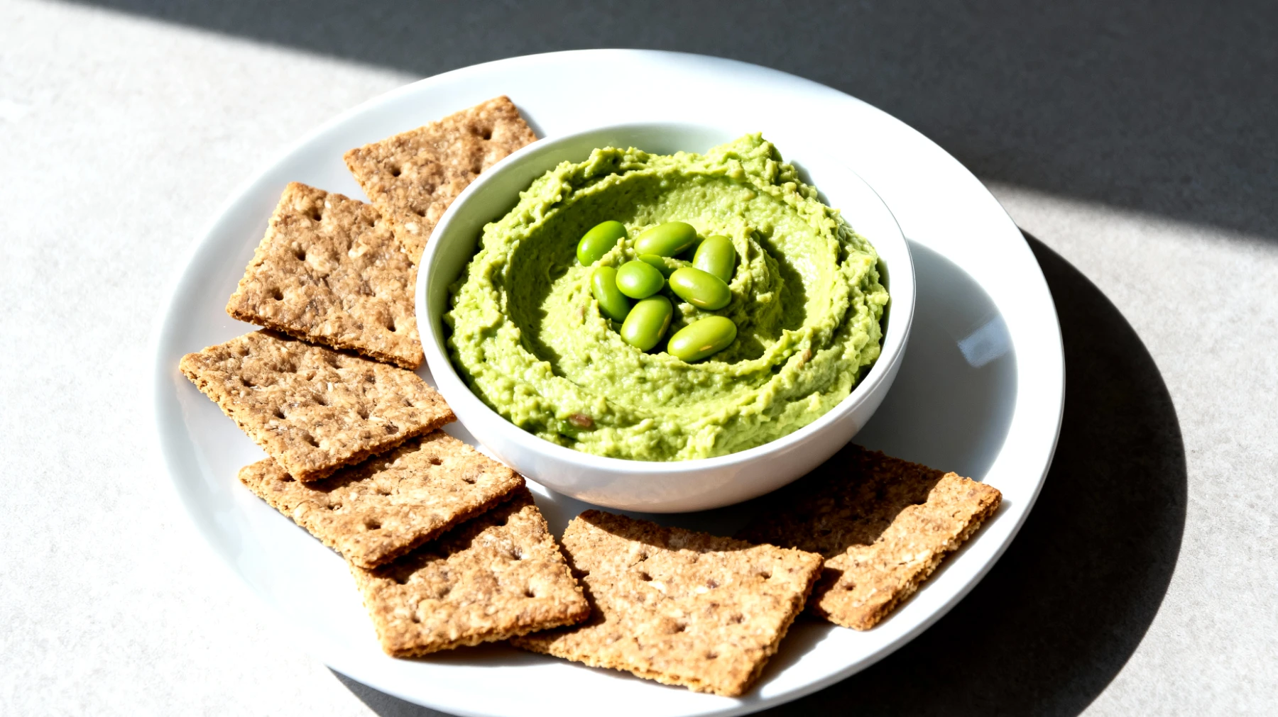 Edamame-Hummus mit Vollkorn-Cracker"