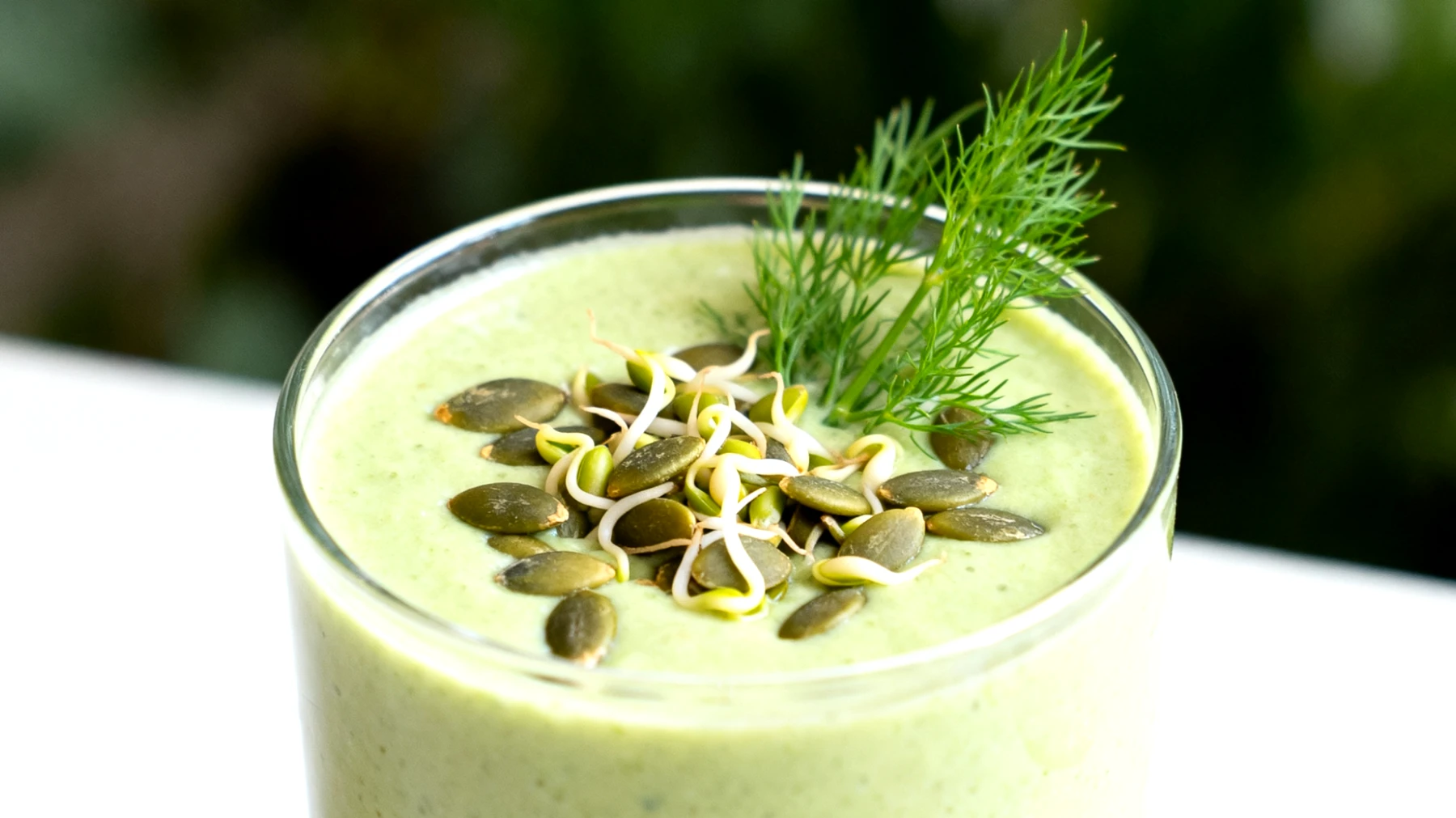 Fenchel-Kefir-Smoothie mit gekeimten Kürbiskernen"