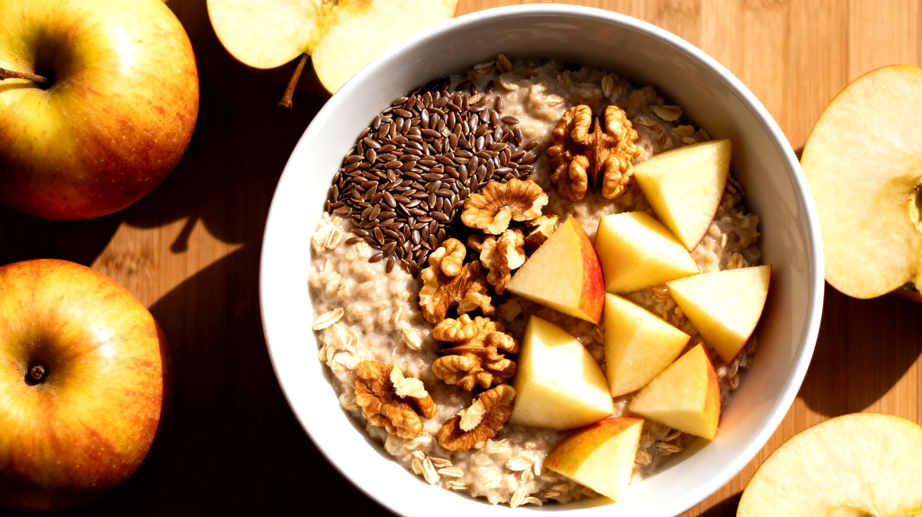 Haferbrei mit Leinsamen, Walnüssen und Apfelstückchen (auch bekannt als 'Porridge mit Omega-3-Topping')"