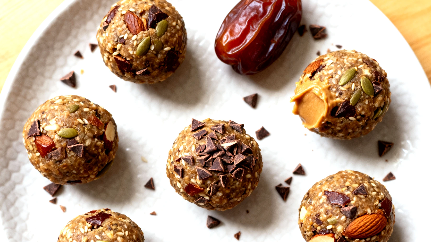 Hanfsamen-Dattel-Energiebällchen mit Kakaonibs und Mandelmus"