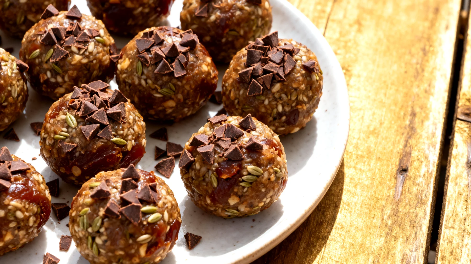 Hanfsamen-Dattel-Energiebällchen mit Kakaonibs"