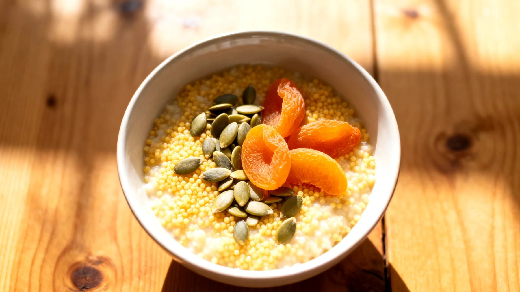 Hirse-Porridge mit Kürbiskernen und Aprikosen"