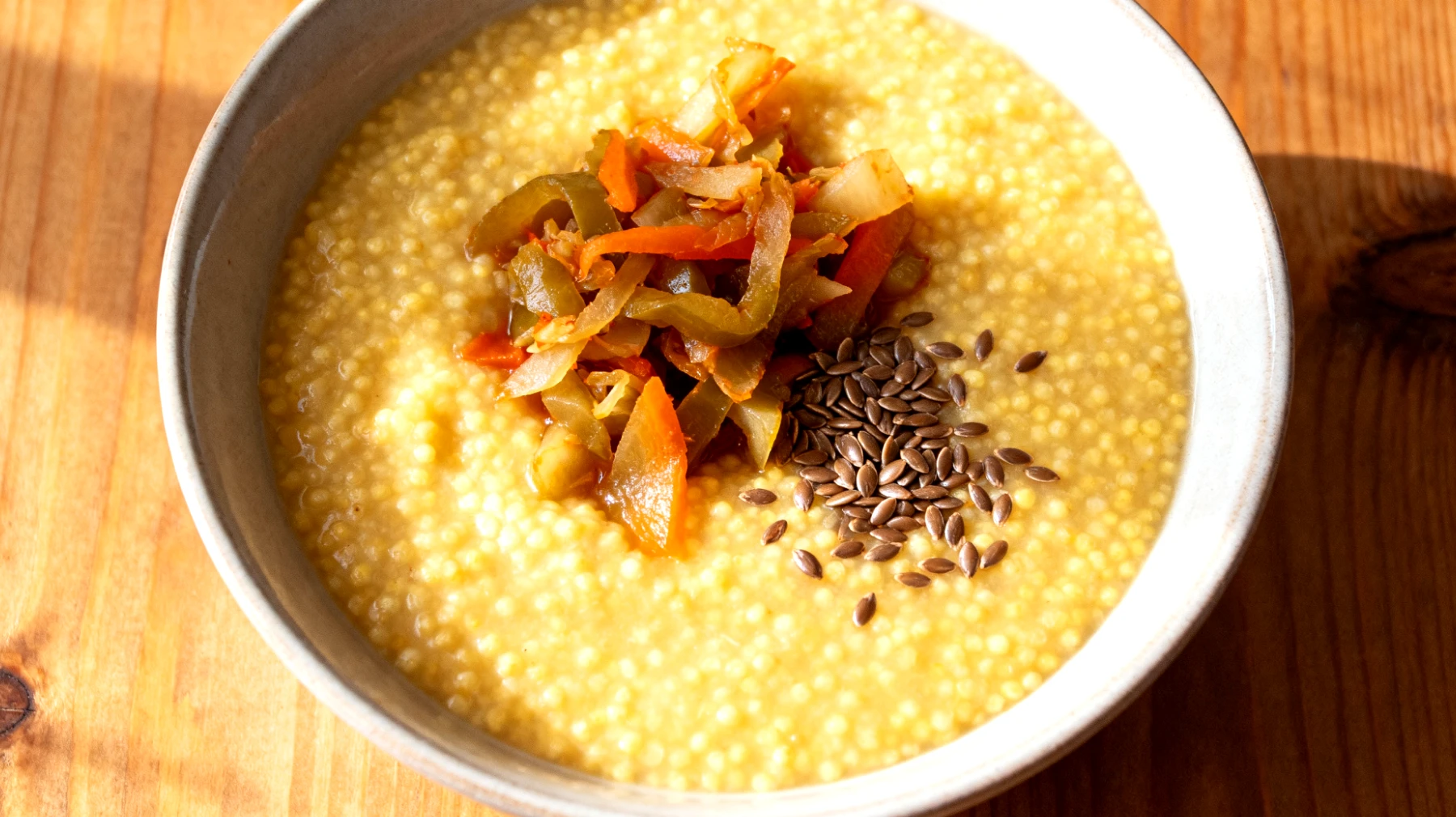 Hirsebrei mit fermentiertem Gemüse und Leinsamen"