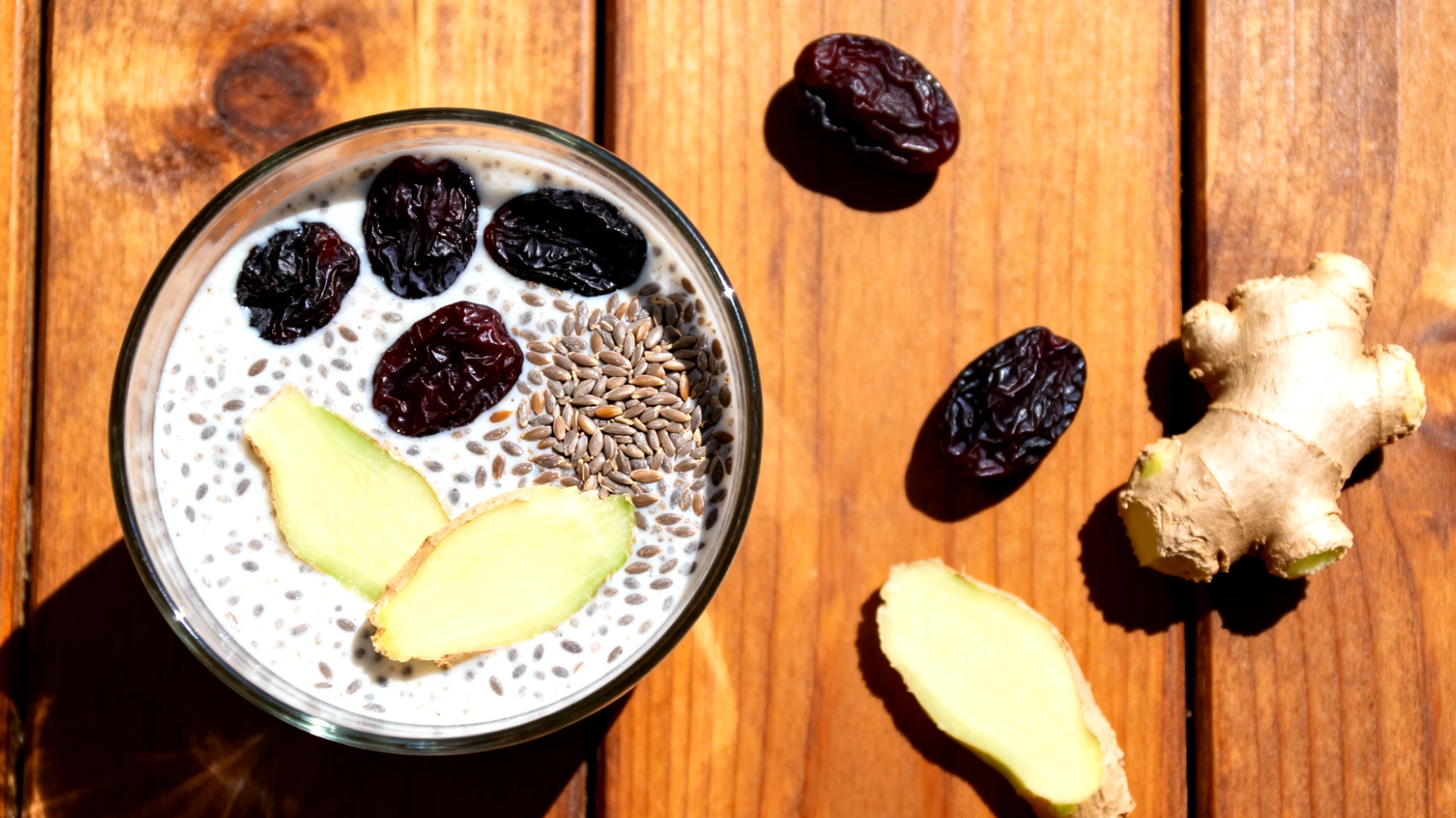 Kefir-Smoothie mit Leinsamen, Pflaumen und Ingwer"