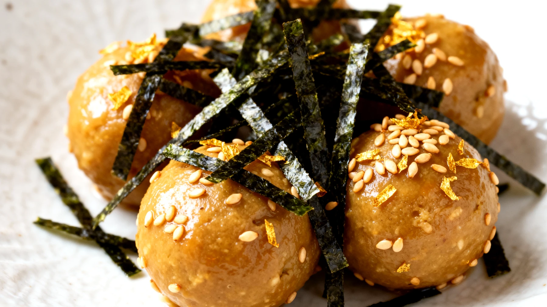 Miso-Kugeln mit Algen und Sesam"