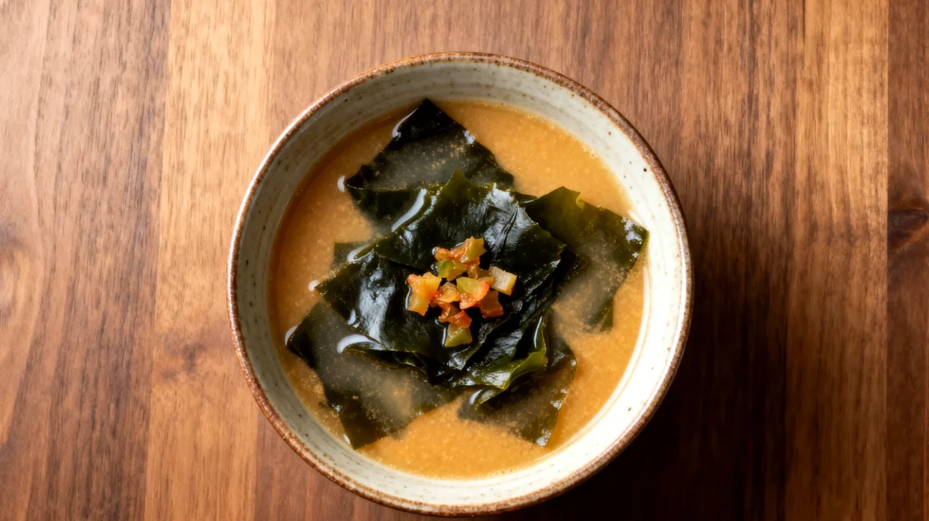 Miso-Suppe mit Algen (Wakame) und fermentiertem Gemüse"