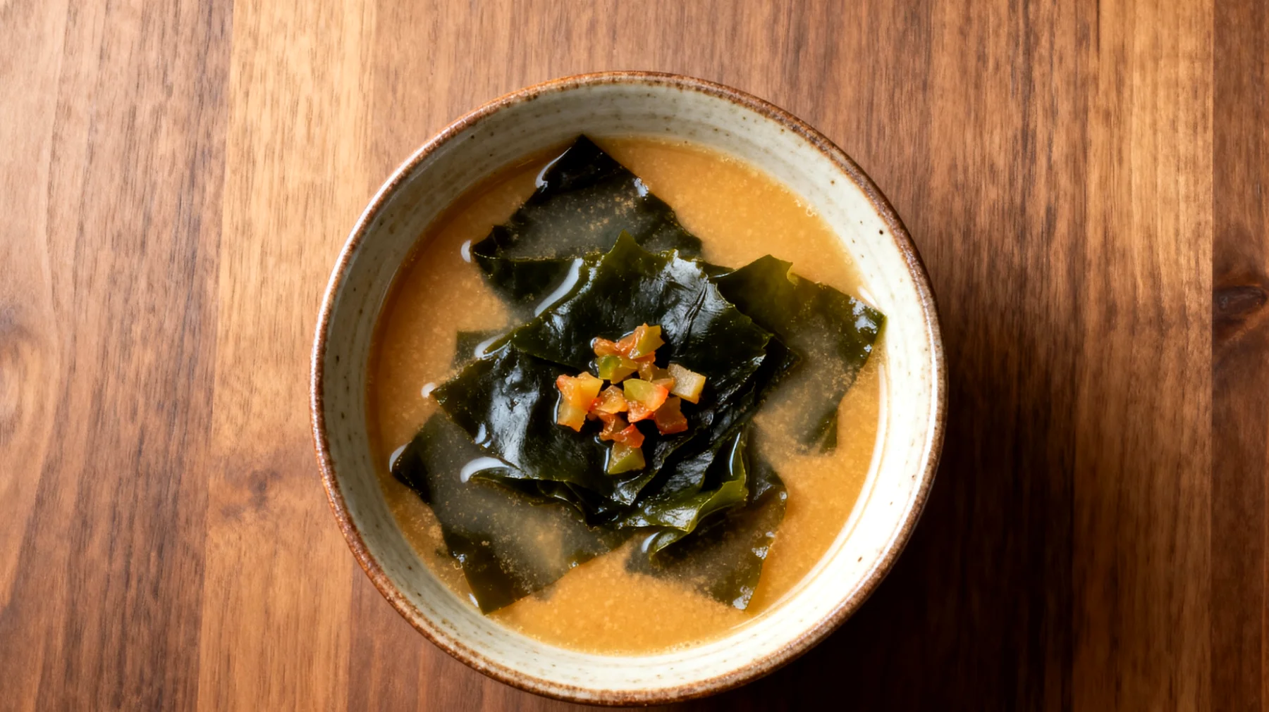 Miso-Suppe mit Algen (Wakame) und fermentiertem Gemüse"