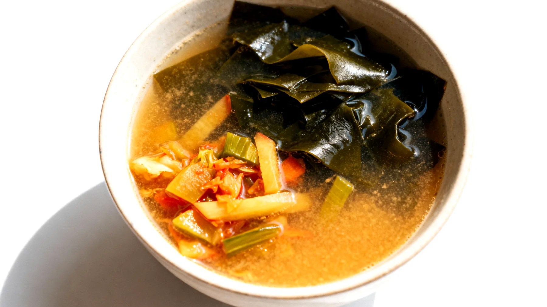 Miso-Suppe mit Wakame-Algen und fermentiertem Gemüse"