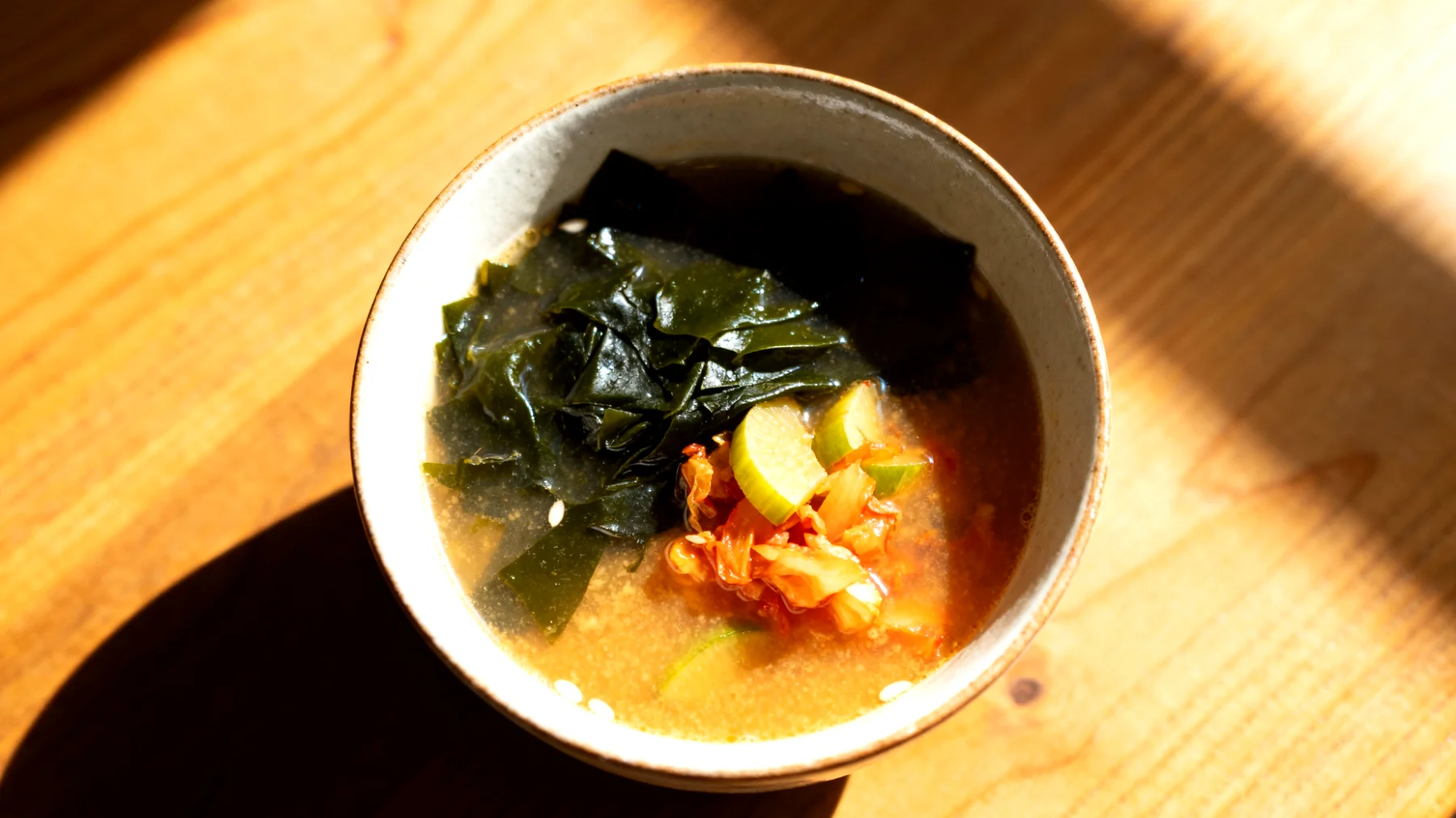 Miso-Suppe mit Wakame-Algen und fermentiertem Gemüse"