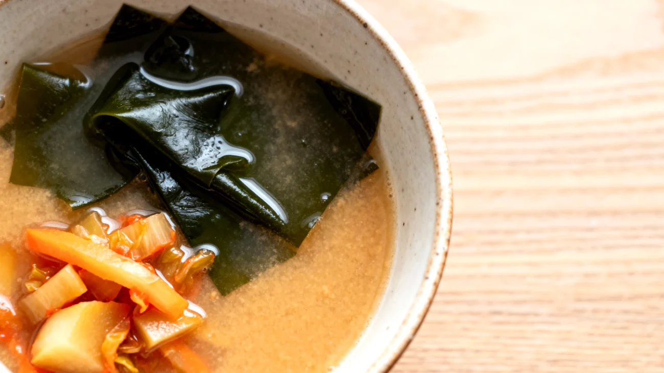 Miso-Suppe mit Wakame-Algen und fermentiertem Gemüse"