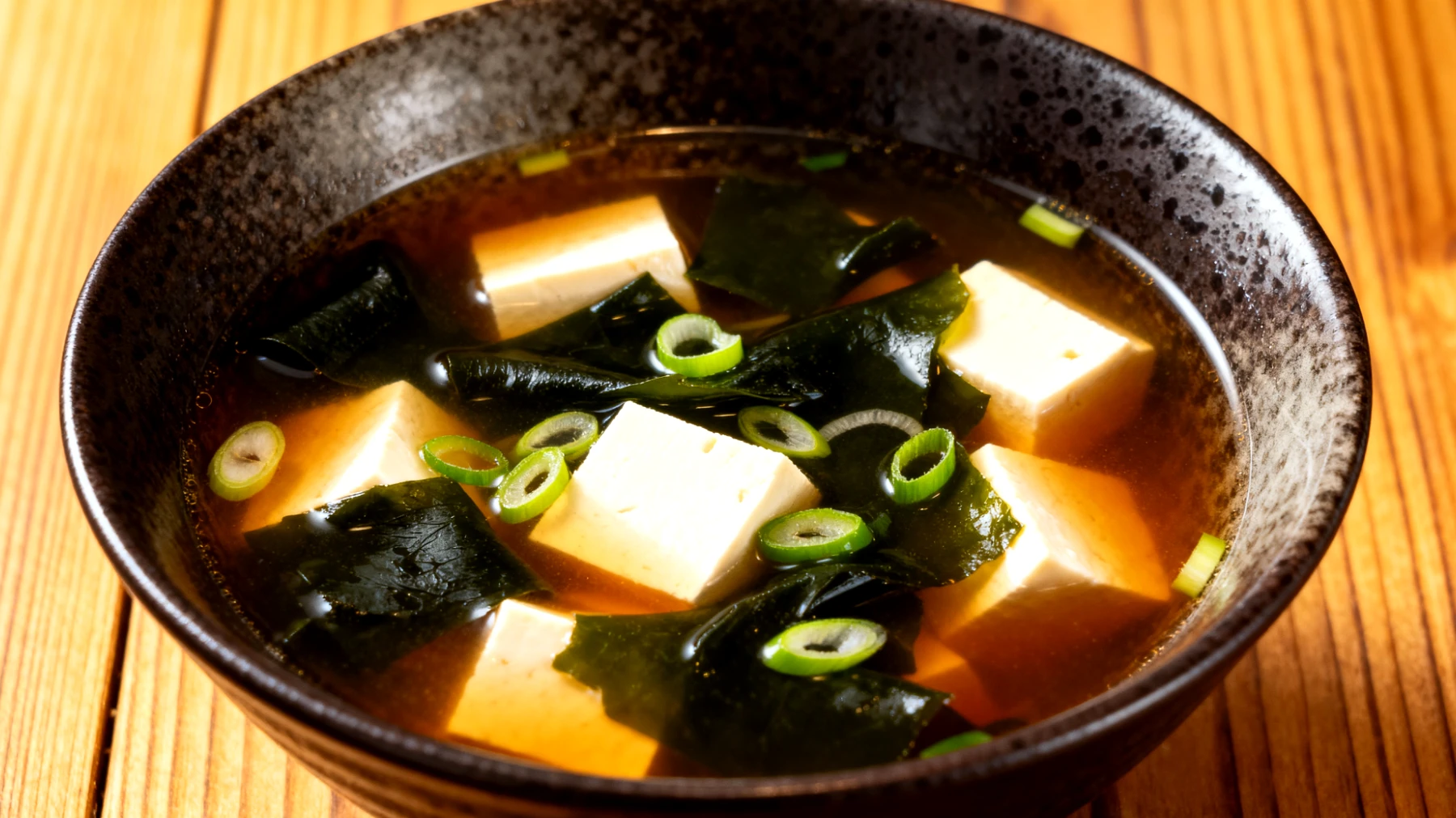 Miso-Suppe mit Wakame-Algen, Seidentofu und Frühlingszwiebeln"