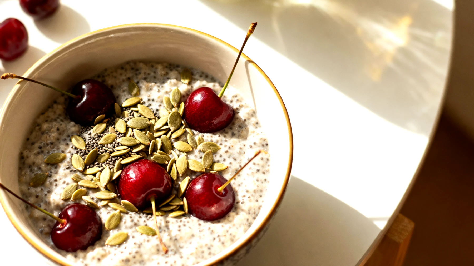 Mohnmilchbrei mit Hanfsamen und Sauerkirschen"