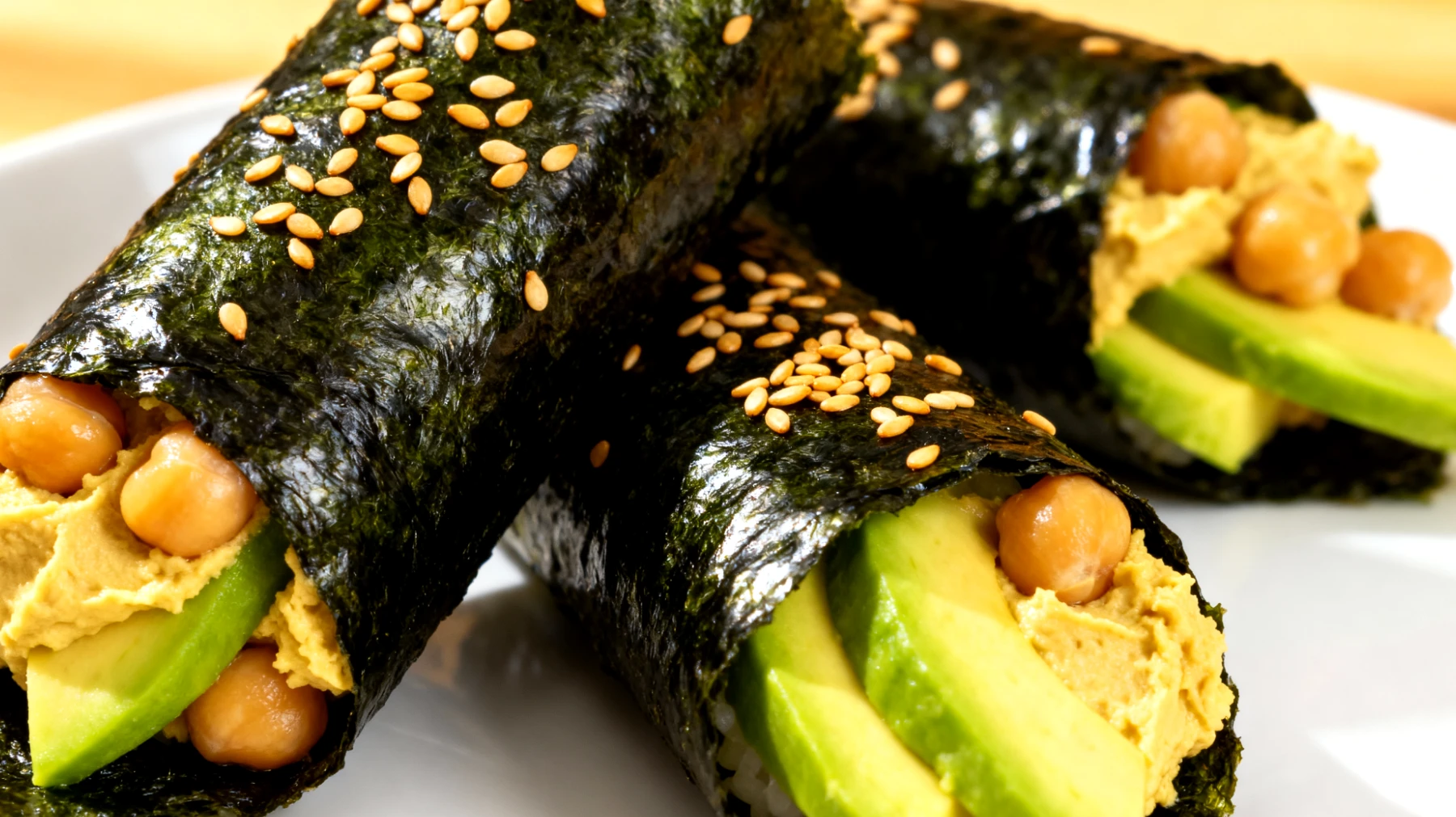 Nori-Rollen mit Kichererbsenpaste, Avocado und Sesam"