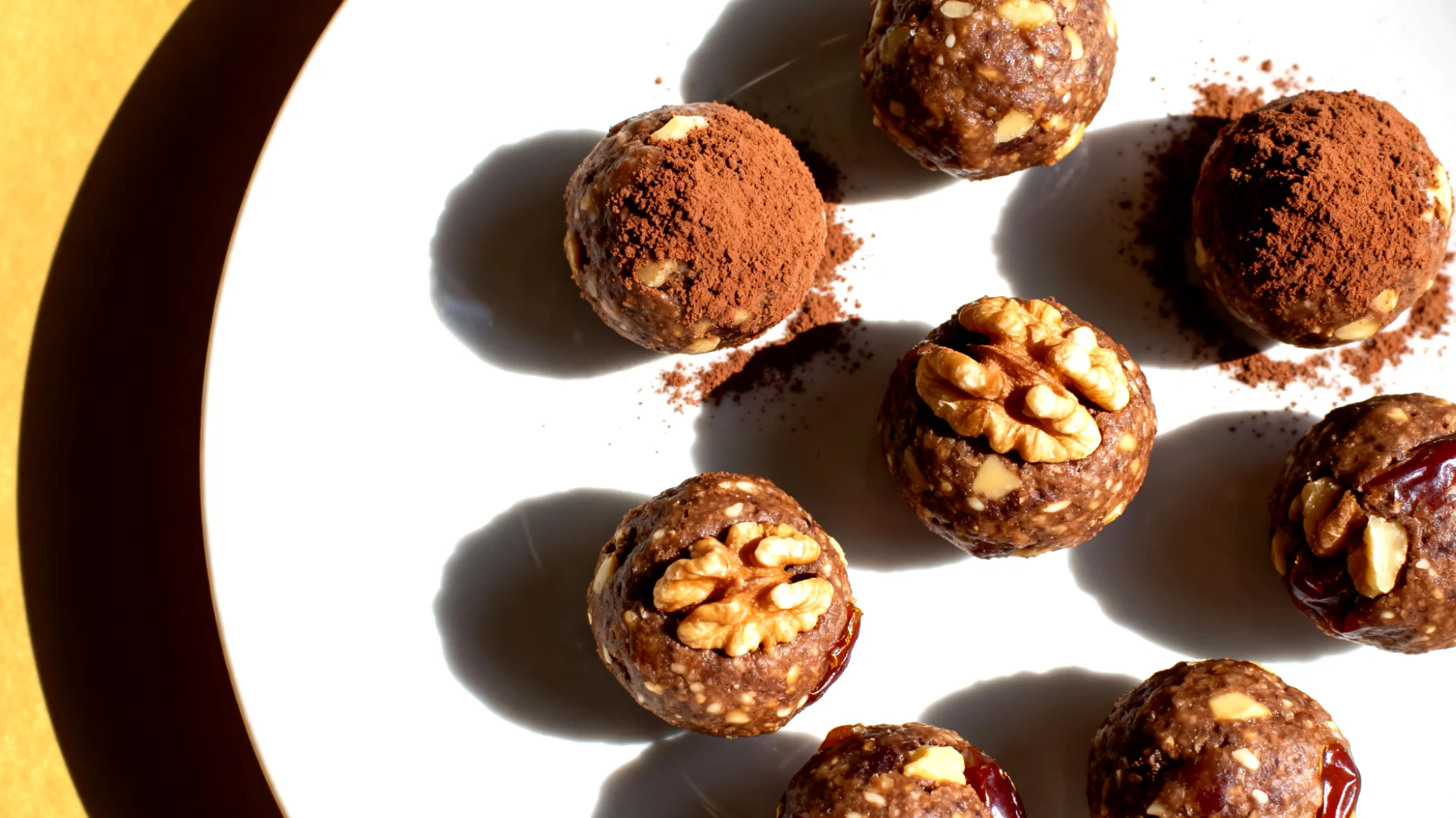 Walnuss-Kakao-Energiekugeln mit Tahini und Datteln"