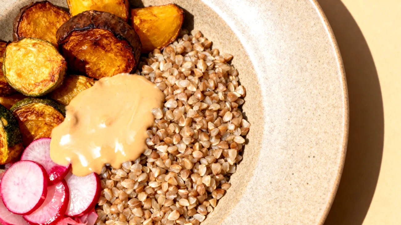 Buchweizen-Bowl mit geröstetem Gemüse, Tahini und fermentierten Rüben"