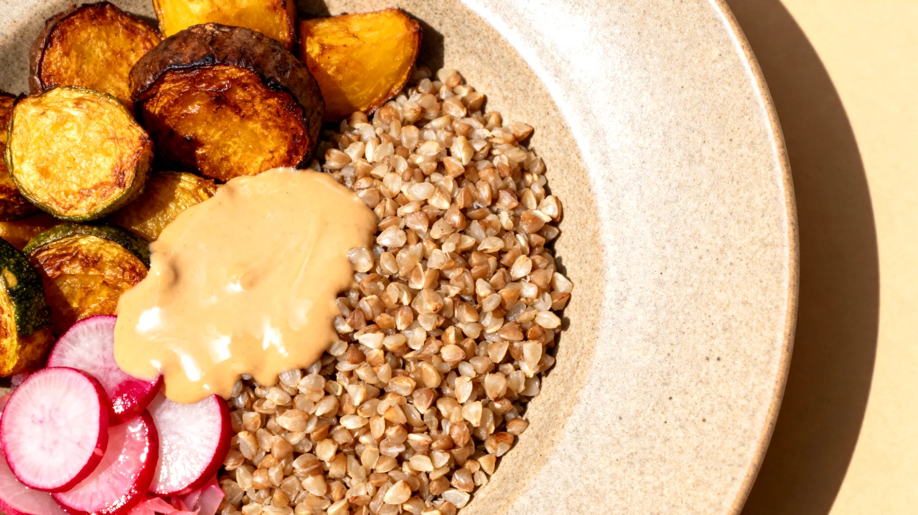 Buchweizen-Bowl mit geröstetem Gemüse, Tahini und fermentierten Rüben"