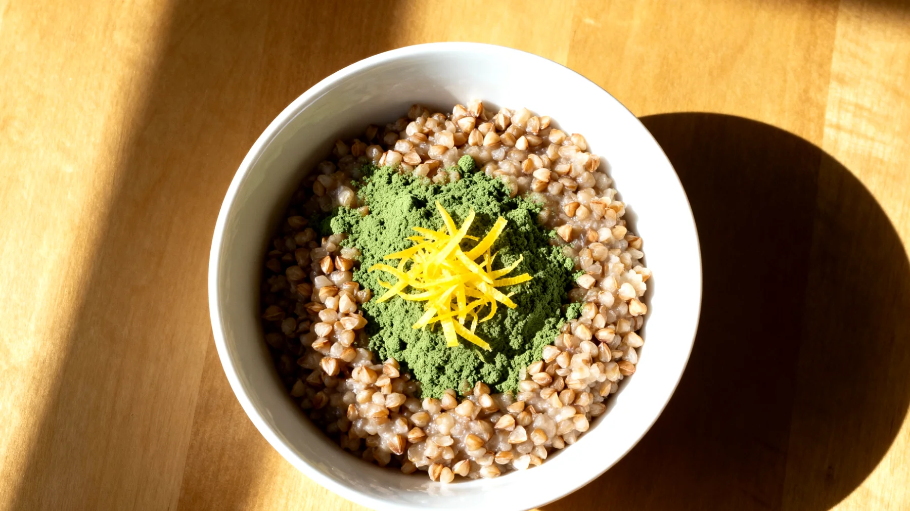 Buchweizen-Porridge mit Chlorella und Zitronenschale"