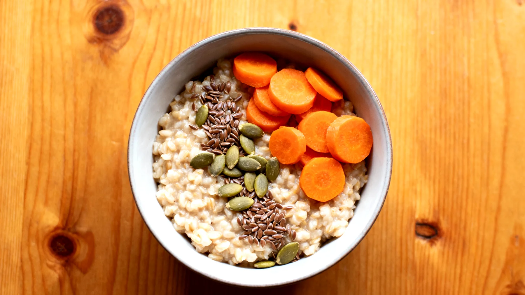 Gerstenbrei mit Kürbiskernen, Leinsamen und gedünsteten Karotten"
