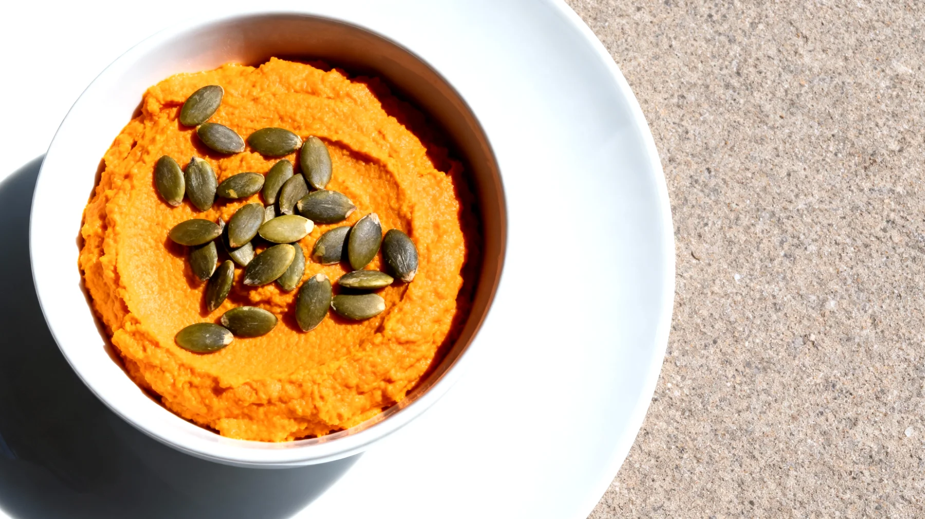 Karottenhummus mit Kürbiskernen"