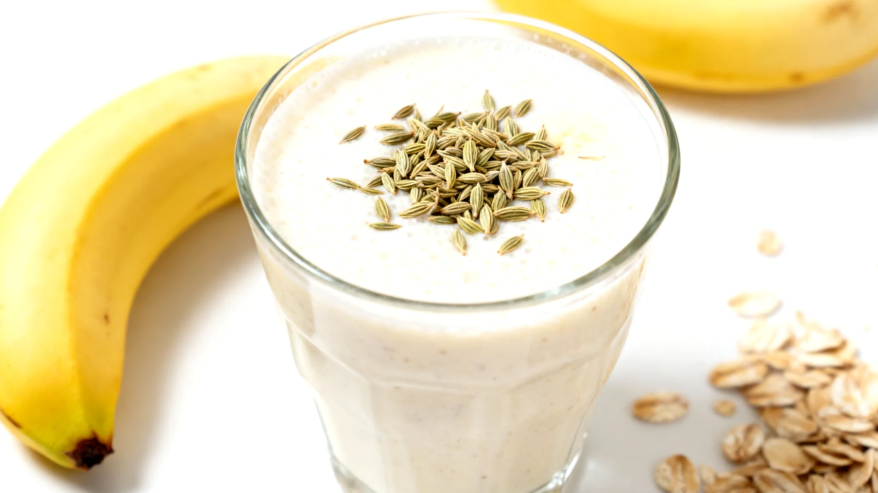 Kefir-Smoothie mit Fenchelsamen, Banane und Haferflocken"