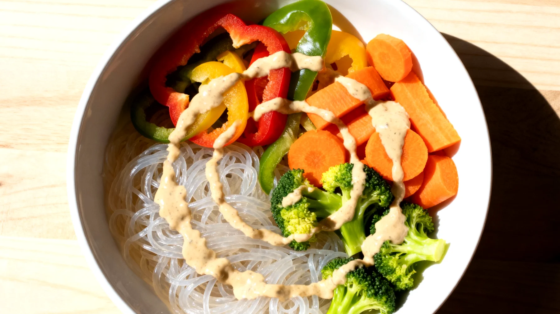 Konjak-Nudeln (Shirataki) mit Gemüse und Tahini-Sauce"