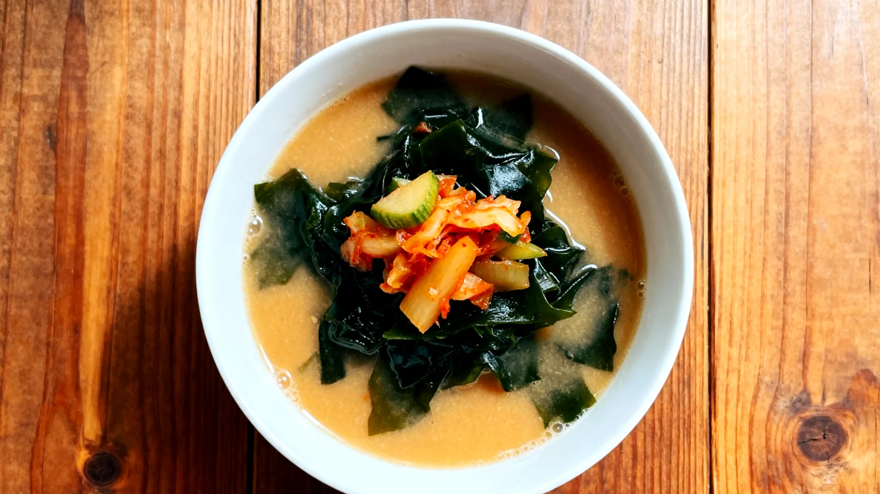Miso-Suppe mit Wakame-Algen und fermentiertem Gemüse"