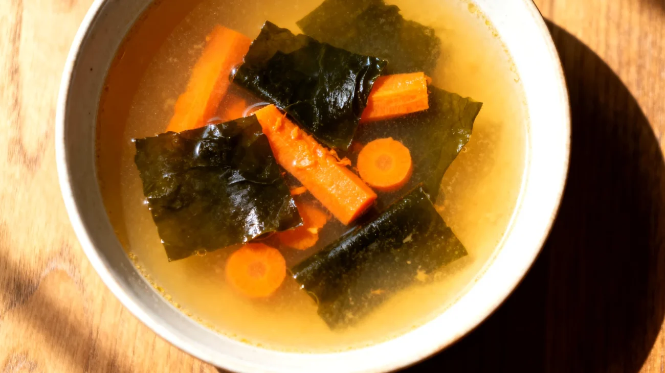 Miso-Suppe mit Wakame-Algen und fermentierten Karotten"