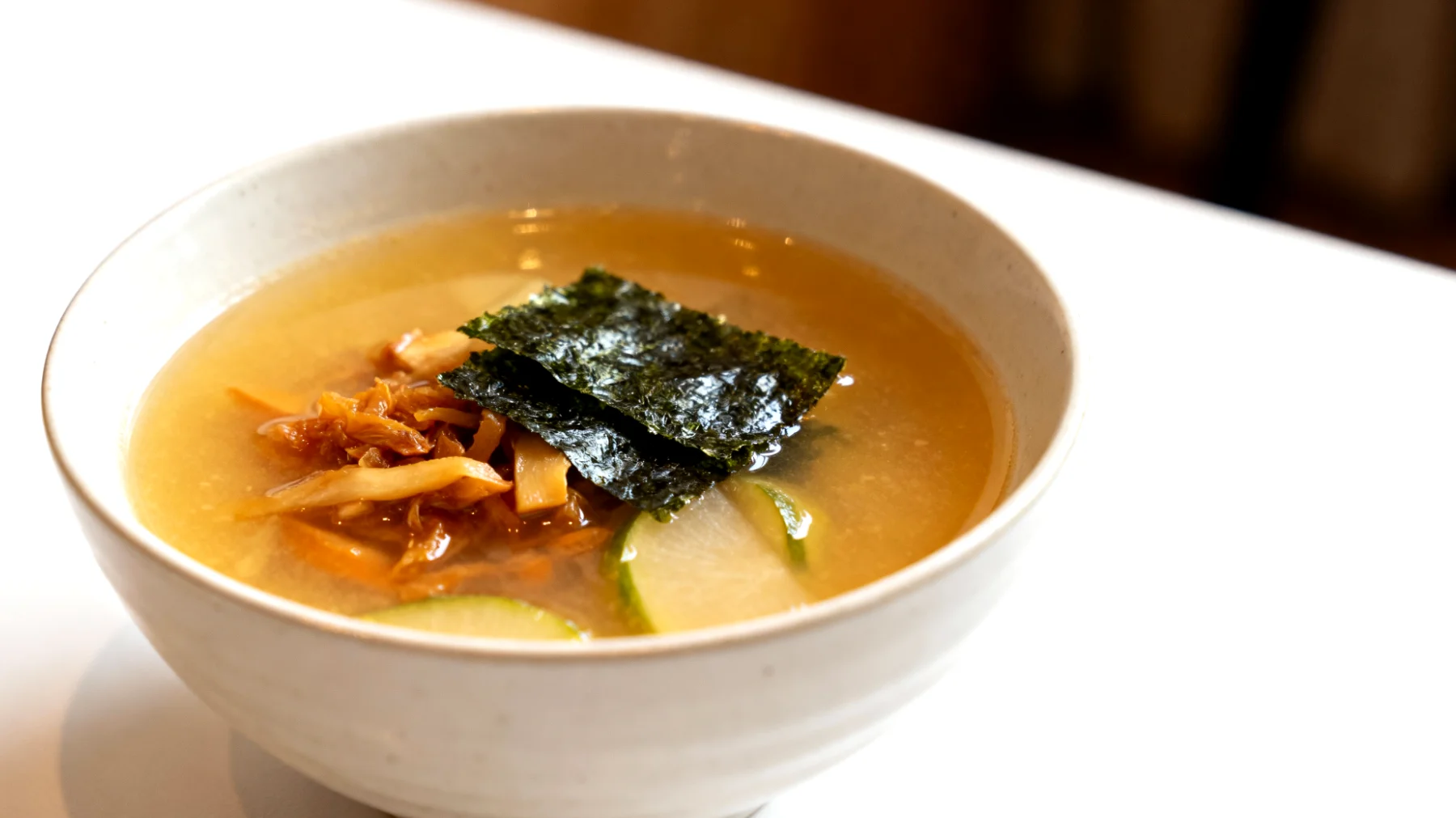 Miso-Suppe mit fermentiertem Gemüse und Nori-Algen"