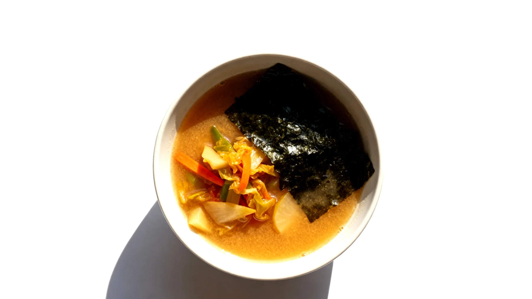 Miso-Suppe mit fermentiertem Gemüse und Wakame-Algen"