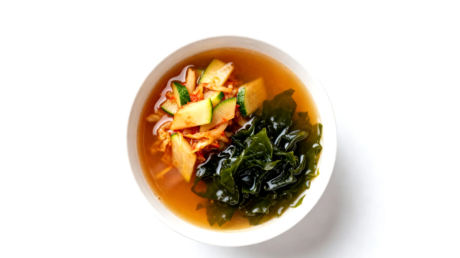 Miso-Suppe mit fermentiertem Gemüse und Wakame-Algen"