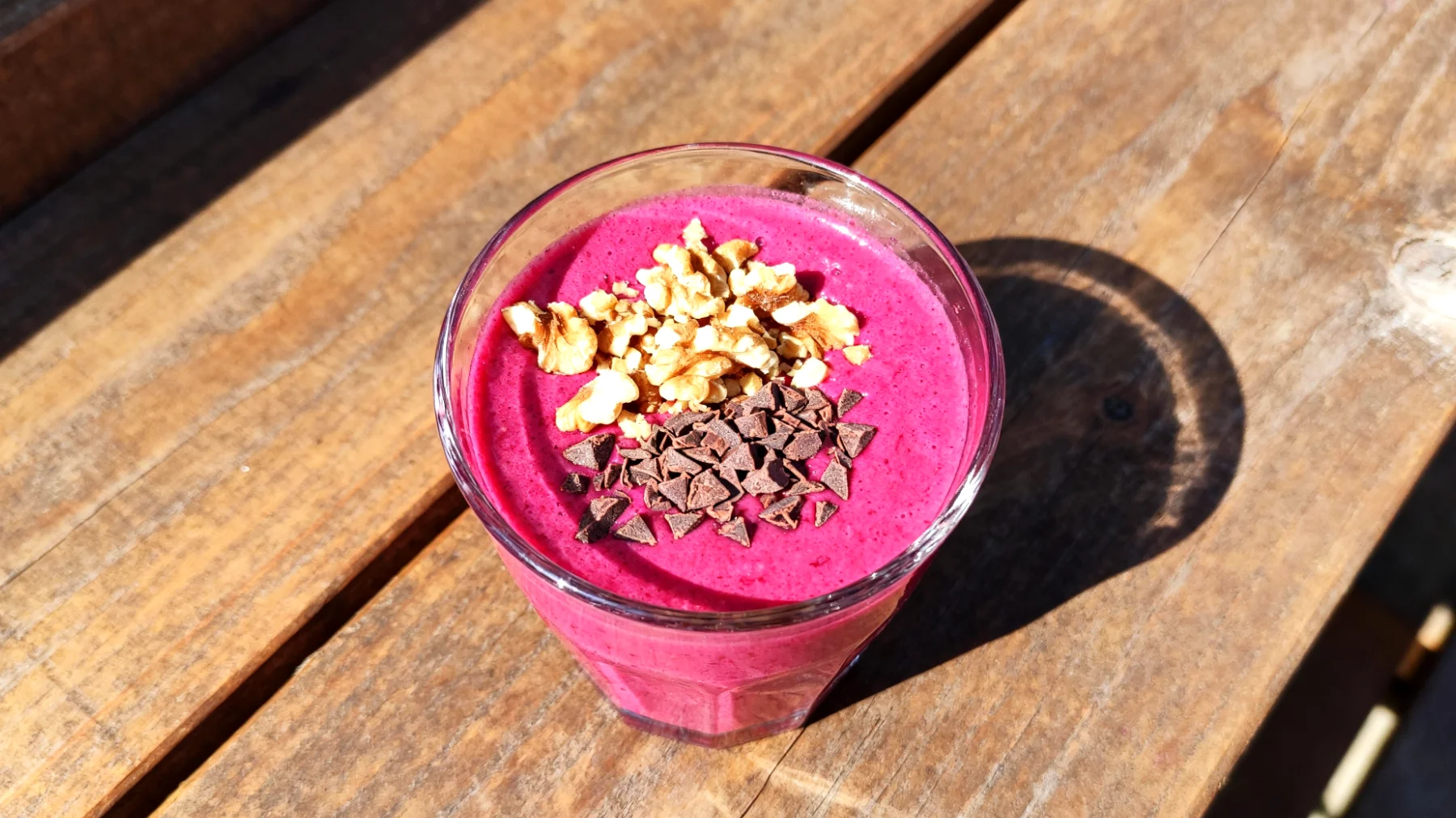 Rote-Bete-Smoothie mit Walnüssen und Kakao-Nibs"